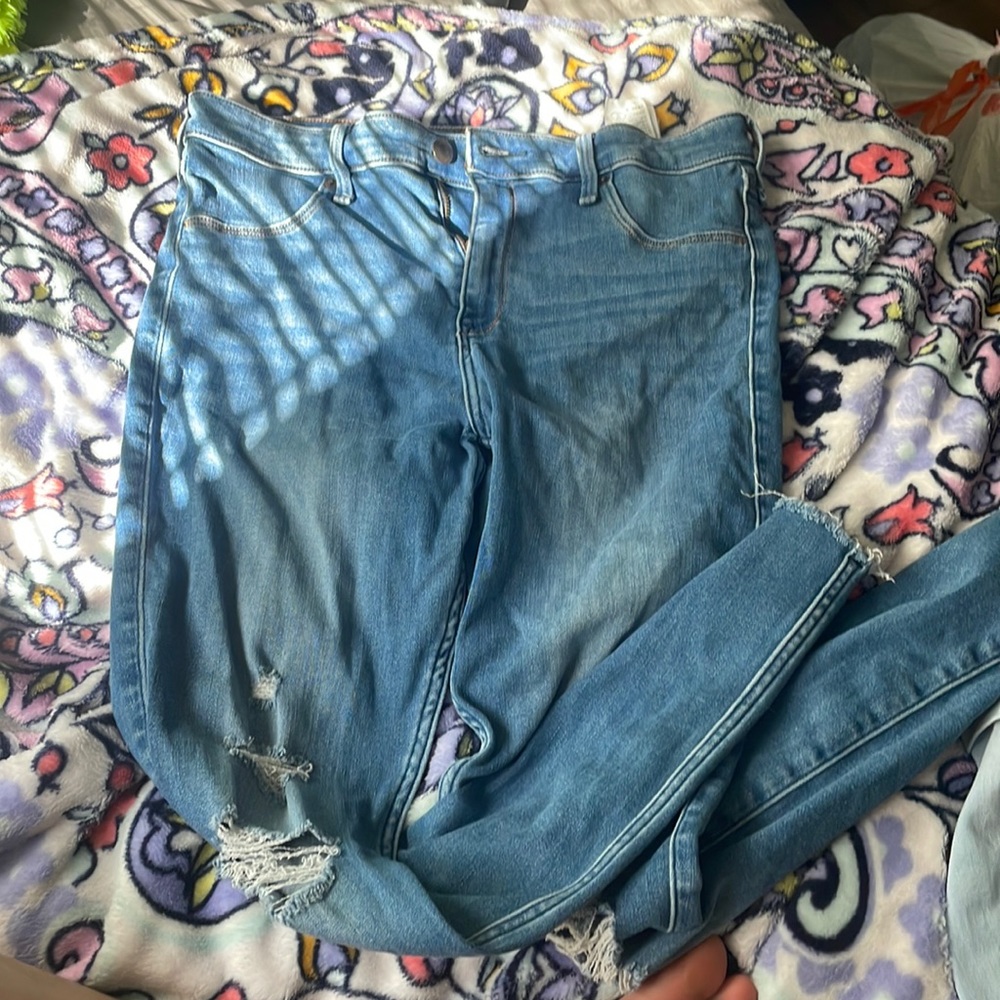 blue jegging abercrombie &fitch juniors ripped in the front not back